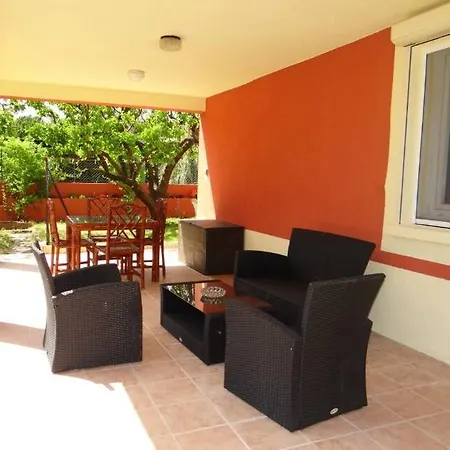 Beautiful 1bedroom With Terrace & Garden